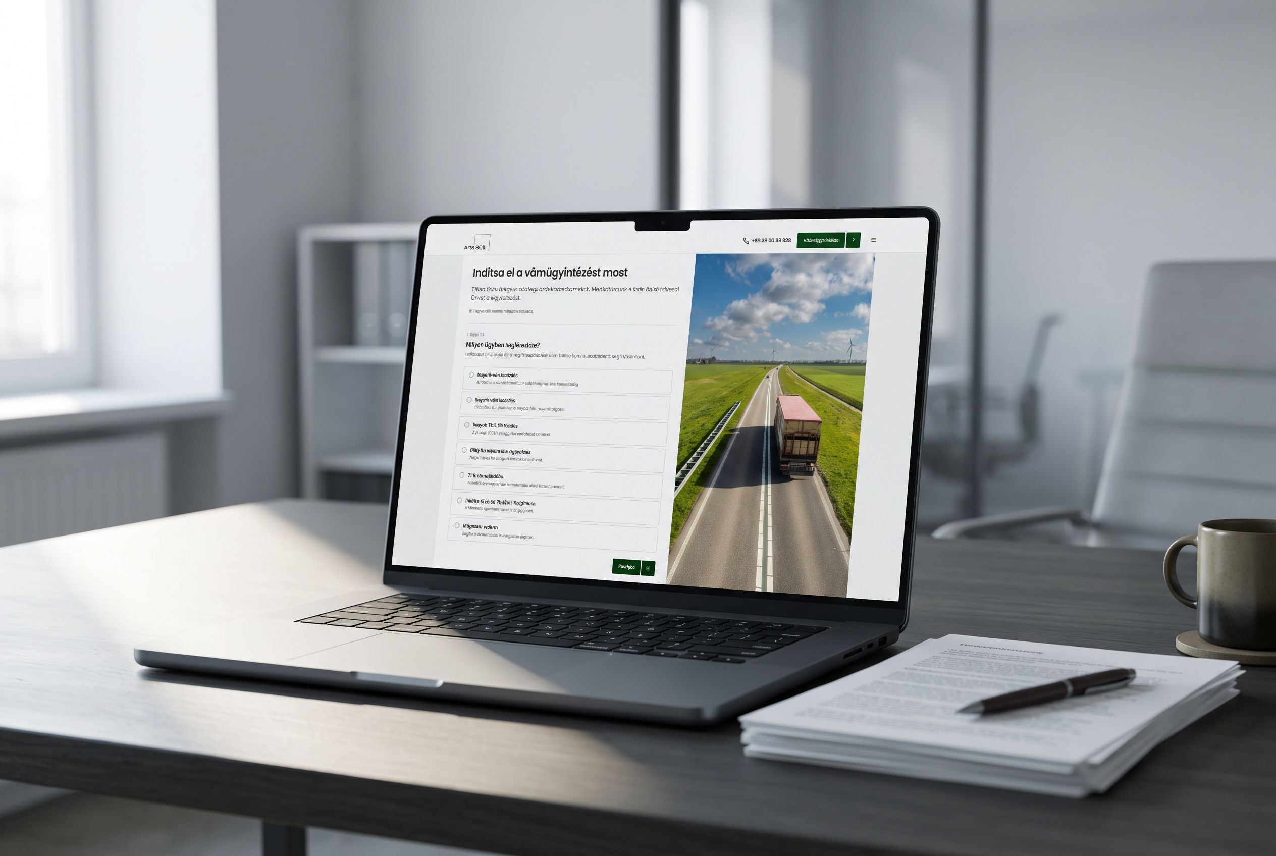 Laptop egy irodai asztalon, a képernyőn vámügyintézési ajánlatkérő űrlap